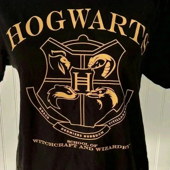 NWOT Harry Potter Hogwarts Black Cotton Tshirt size Small - Picture 2 of 4